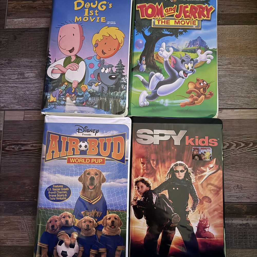 Vintage Family Movie VHS Collection Air bud, spy kids, Tom and Jerry, Doug